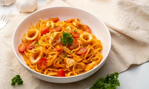 Paste cu sos de rosii si calamari  Sursa foto shutterstock 2266108825 jpg