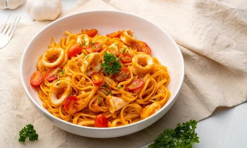 Paste cu sos de rosii si calamari  Sursa foto shutterstock 2266108825 jpg
