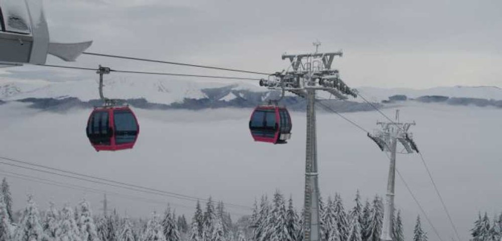 Vremea rea dă peste cap vacanța turiștilor. În Poiana Brașov au fost oprite telecabinele și telescaunul