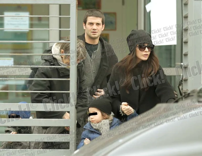 
    Cristi şi Adelina au mers  împreună s-o ia de la grădinţă  pe fiica lor cea mare, Natalia (FOTO: MIHAI IONESCU)  
