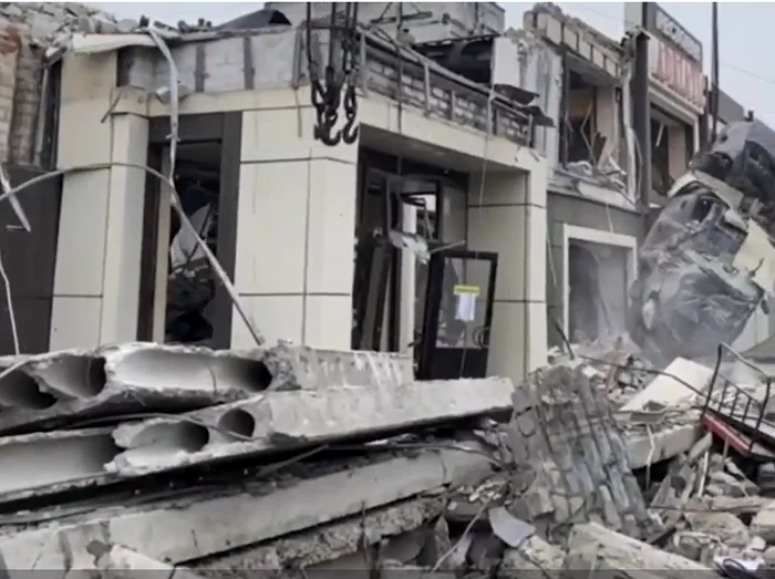 Echipele de intervenţie au scos o maşină zdrobită de sub dărâmături. FOTO Captură video RIA Novosti