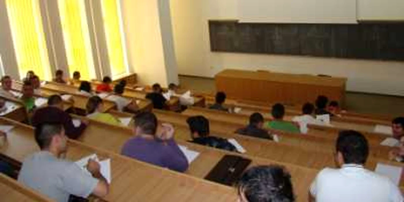 Peste 3000 de candidaţi au susţinut examenul