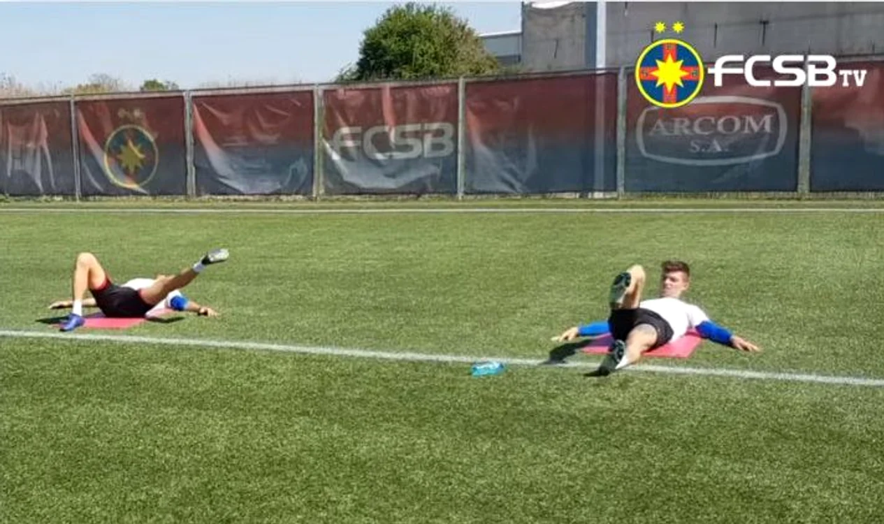 
    Jucătorii de la FCSB au păstrat distanța la antrenamentFoto: Facebook/FCSB  