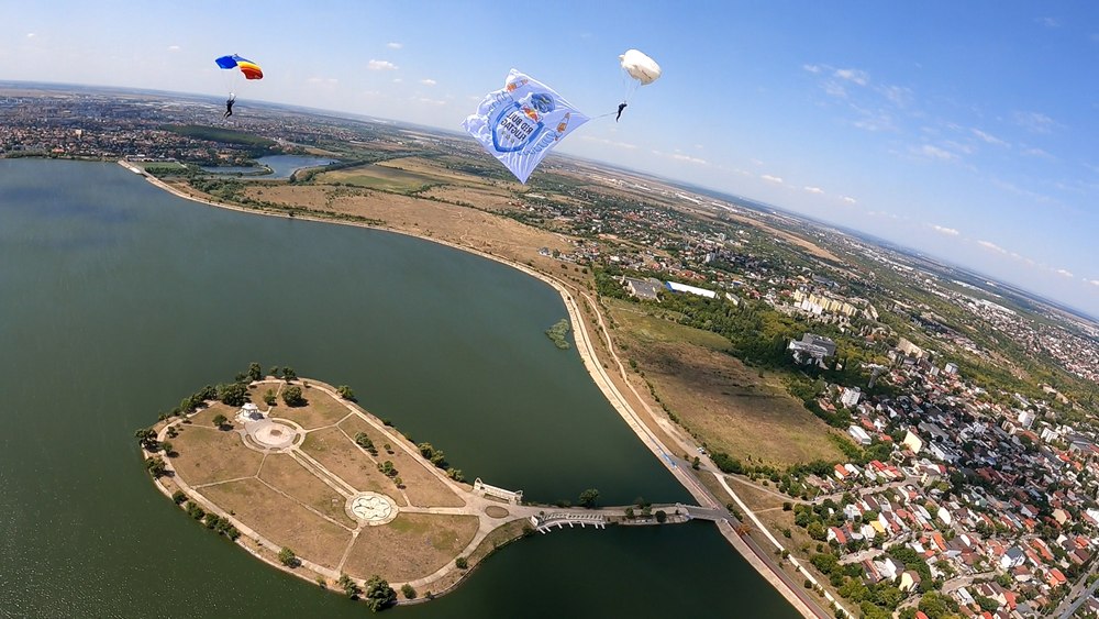 Cei mai ingenioși piloți și aparatele lor de zbor trăsnite participă la Red Bull Flugtag, pe Lacul Morii