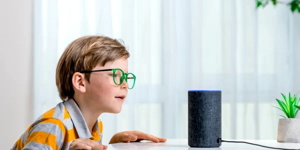 Copil Amazon Alexa boxa inteligenta smart FOTO Shutterstock