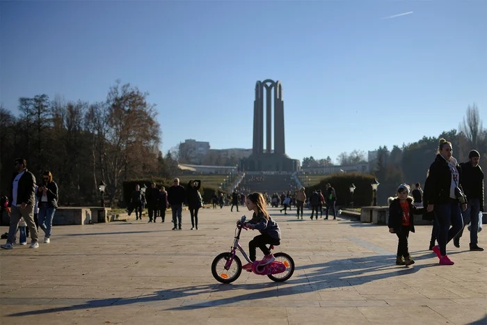 Bucureşti. Cu mic cu mare, bucureștenii au luat cu asalt parcurile. Foto: Mediafax