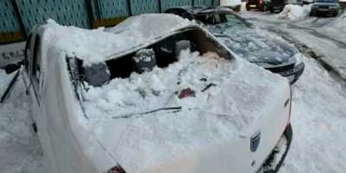 Craiova: Autovehiculele au fost avariate din cauza zăpezii căzute de pe bloc. 