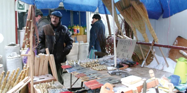Gică Hurmuz îşi aşteaptă clienţii cu clopoţei din bronz confecţionaţi manual