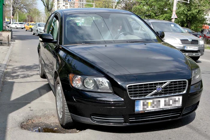 Calea Ferentarilor: Drumarii au astupat o groapă imensă acum şase luni, dar asfaltul pus greşit s-a surpat