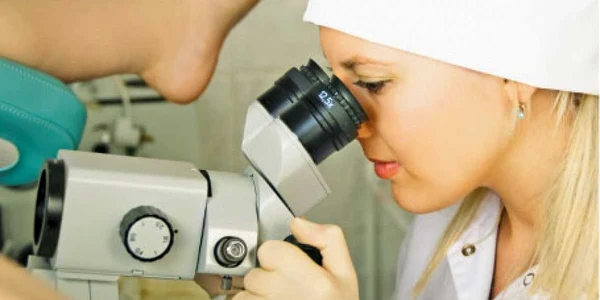 Dacă în timpul colposcopiei se observă prezenţa unor zone anormale, este nevoie de biopsie pentru confirmarea diagnosticului