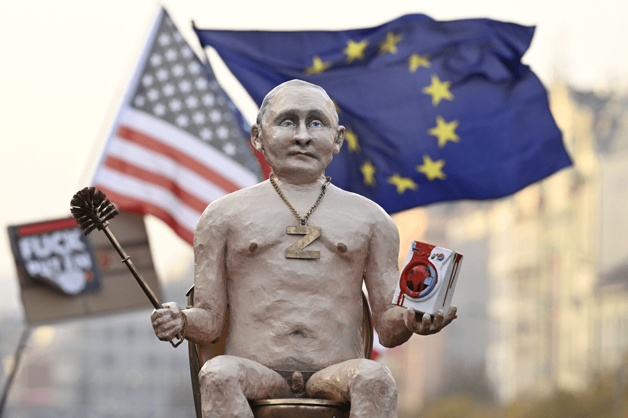 Statuie cu Putin gol, așezat pe toaletă, scoasă la licitație. Banii vor merge în Ucraina VIDEO