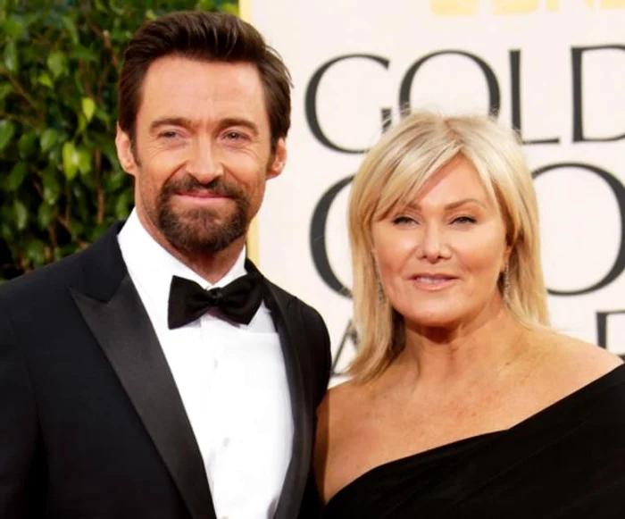 
    Hugh şi soţia, la plimbare cu cei doi câini ai familieiFoto: Profimedia  