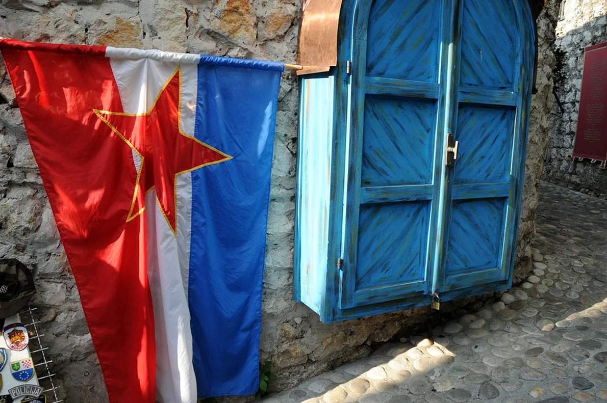 Steagul Iugoslaviei, în orașul Mostar (© anjči / Wikimedia Commons)