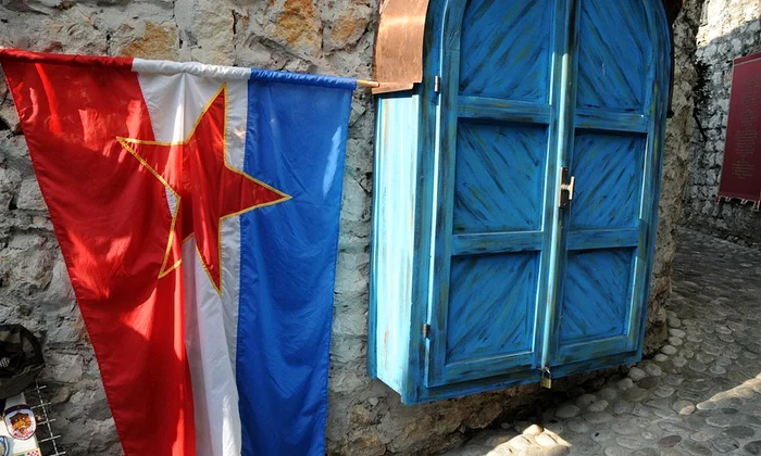 Steagul Iugoslaviei, în orașul Mostar (© anjči / Wikimedia Commons)