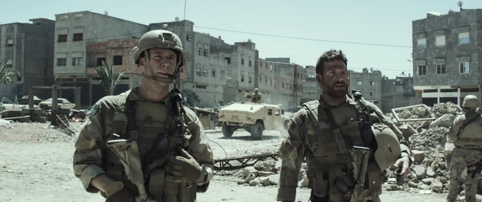 Bradley Cooper (dreapta) este nominalizat la Oscar pentru interpretarea lunetistului Chris Kyle FOTO Warner Bros