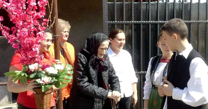 Femeia a fost vizitată de către oamenii din localitate