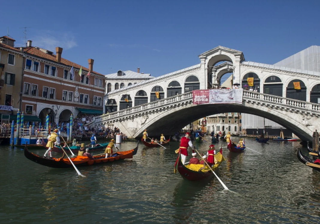 O escapadă romantică în Veneția se poate transforma într-un "slalom" printre gondole
