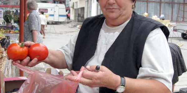 Criză la tarabele vânzătorilor din piaţă