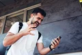 Barbat supărat smartphone FOTO Shutterstock jpg