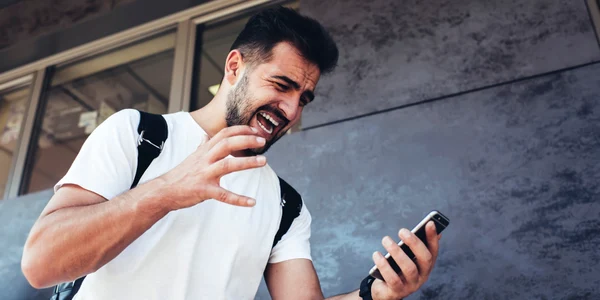 Barbat supărat smartphone FOTO Shutterstock jpg