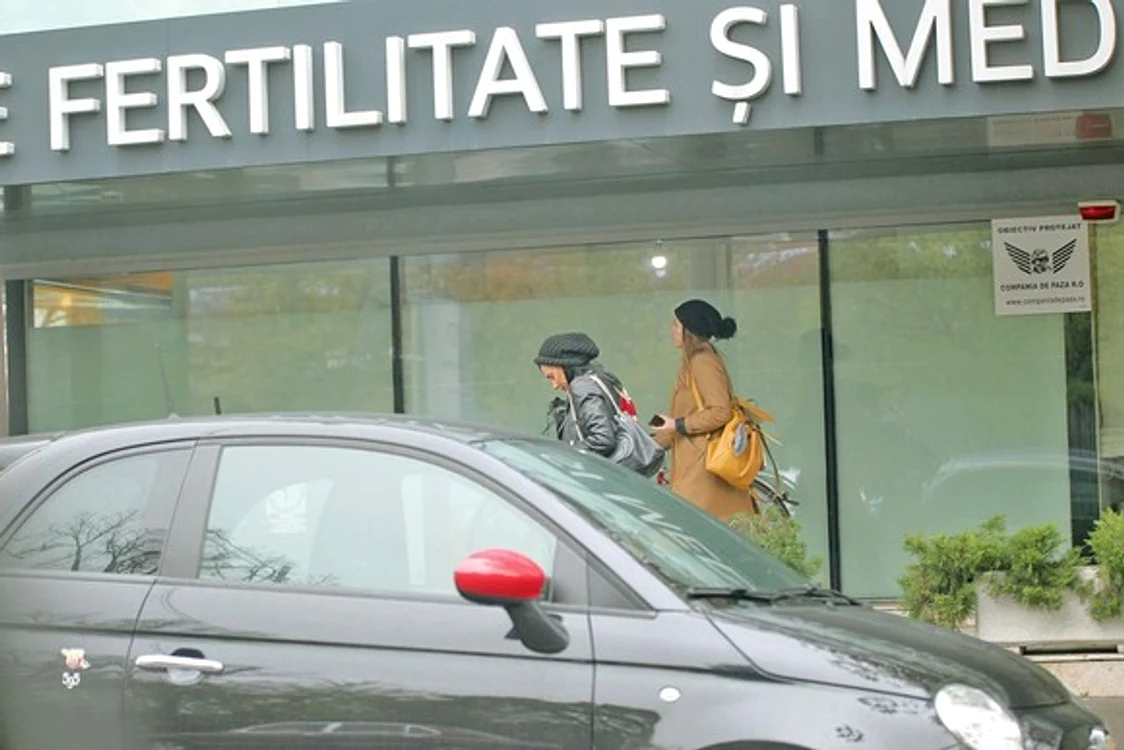 Lavinia şi pritena ei ieșind din clădirea pe care scrie “Centrul de fertilitate și medicină materno-fetală”