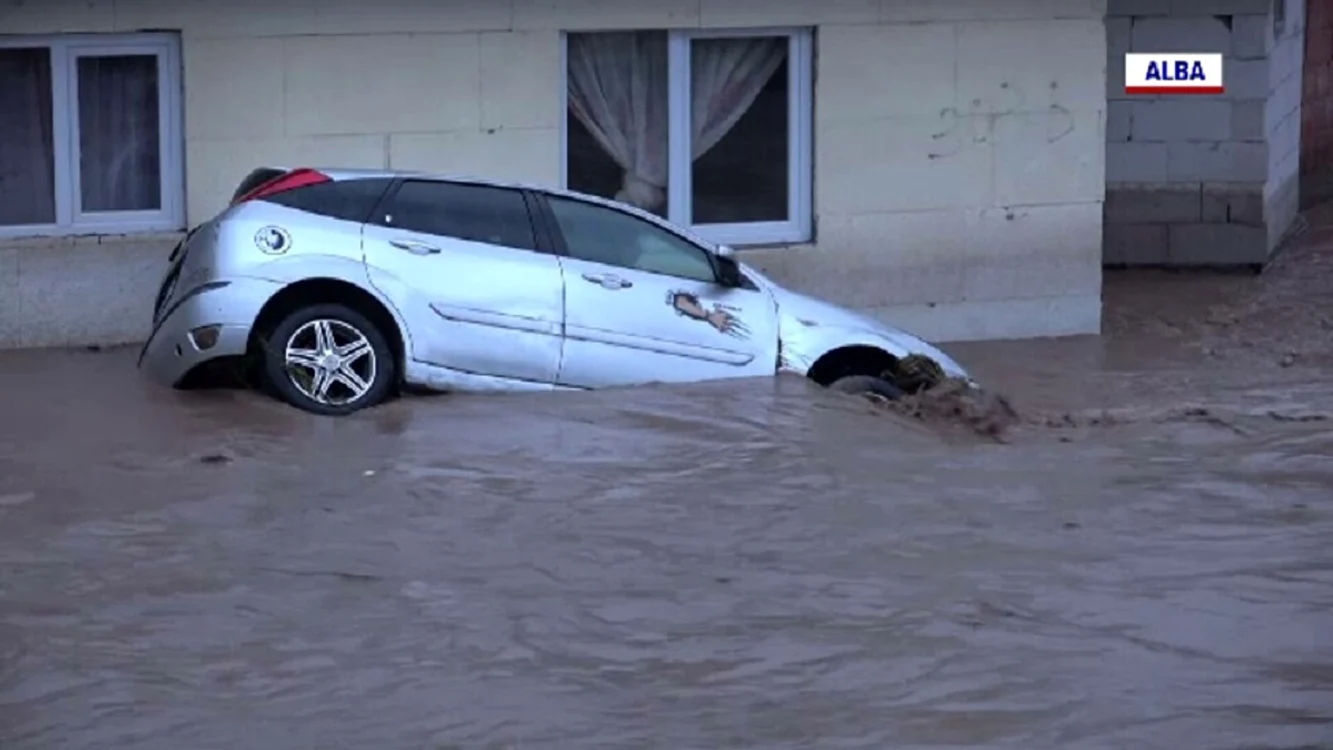 Viitura a luat pe sus mașinile parcate pe marginea drumului / foto: Pro TV