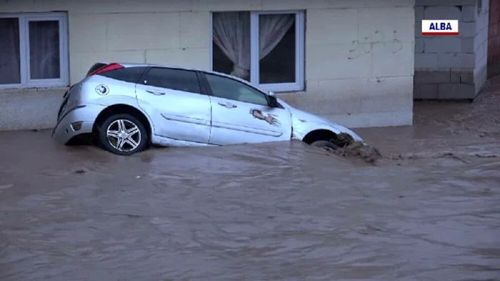 Viitura a luat pe sus mașinile parcate pe marginea drumului / foto: Pro TV