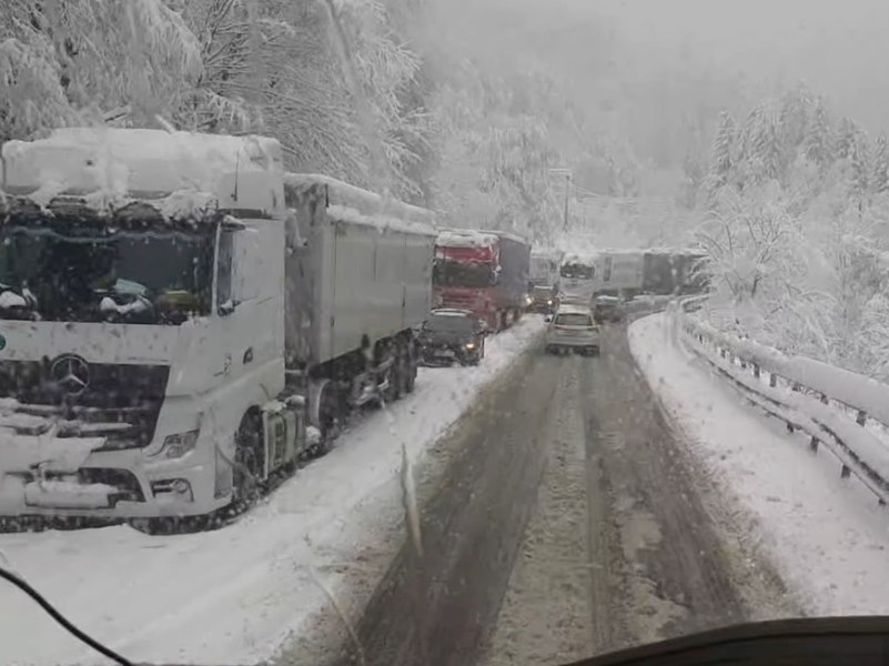 DN1 este blocat complet între Brașov și Predeal. Coloana de TIR-uri şi alte maşini se întinde pe câţiva kilometri