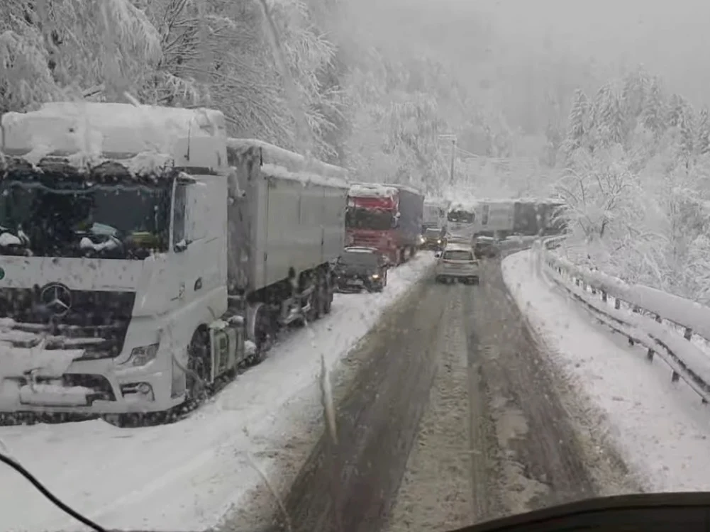 Sensul de mers spre Braşov este complet blocat. Foto Meteoplus