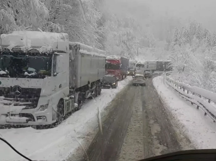 Sensul de mers spre Braşov este complet blocat. Foto Meteoplus