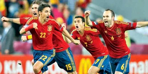 Navas, Ramos, Pedro şi Iniesta (de la stânga la dreapta) sărbătoresc calificarea Spaniei într-o nouă finală  