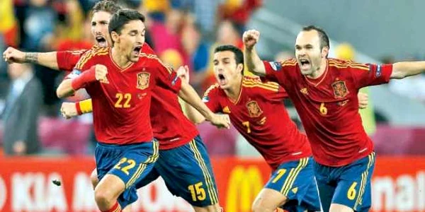 Navas, Ramos, Pedro şi Iniesta (de la stânga la dreapta) sărbătoresc calificarea Spaniei într-o nouă finală  