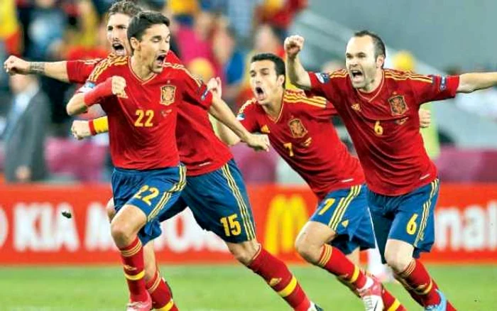 Navas, Ramos, Pedro şi Iniesta (de la stânga la dreapta) sărbătoresc calificarea Spaniei într-o nouă finală