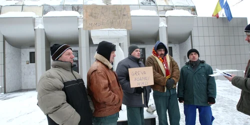 Cei cinci protestatari spun că nu vor pleca de acolo până când conducerea nu-i va asculta, dar musai în prezenţa presei