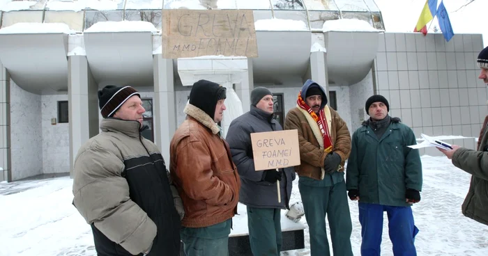 Cei cinci protestatari spun că nu vor pleca de acolo până când conducerea nu-i va asculta, dar musai în prezenţa presei