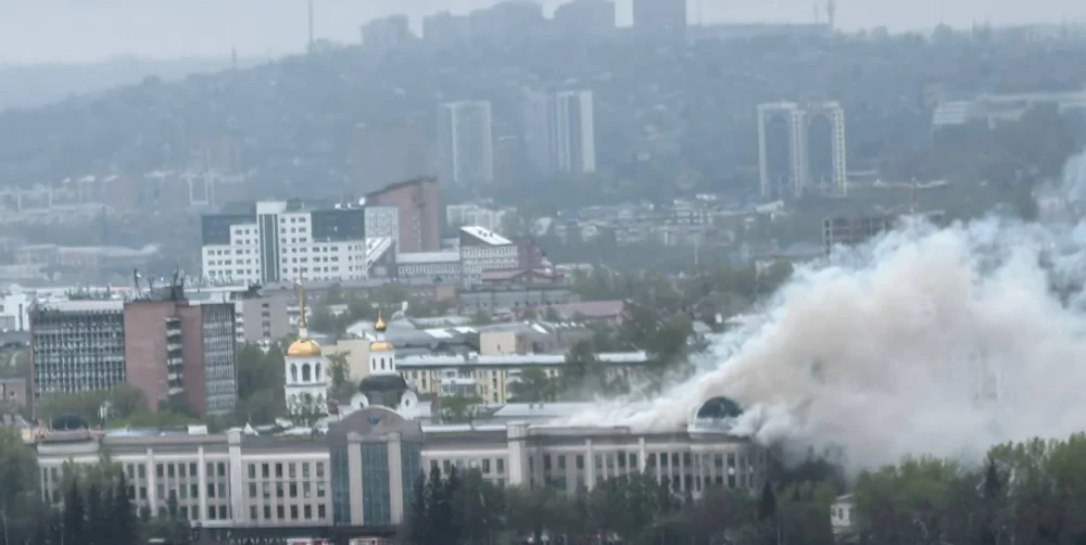 Un complex chimic din Rusia a fost lovit de drone la peste 1.600 km de front: nori negri de fum ridicați deasupra instalației