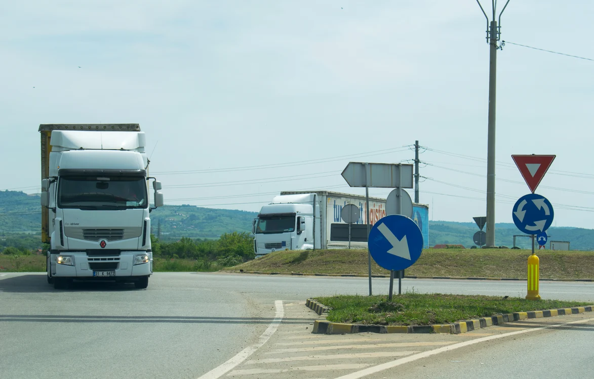 Camioane cu marfă pe o șosea