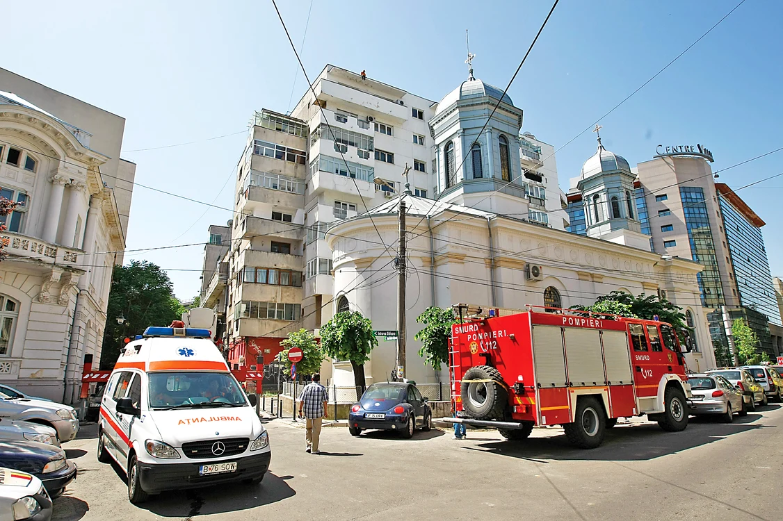 
    Elena Ionescu a stat pe marginea  blocului din centrul Capitalei ore-n şir.  Zona era împânzită de medici, poliţişti  şi pompieri. Autorităţile susţin că au intervenit corect  