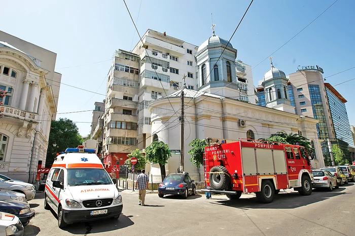 
    Elena Ionescu a stat pe marginea  blocului din centrul Capitalei ore-n şir.  Zona era împânzită de medici, poliţişti  şi pompieri. Autorităţile susţin că au intervenit corect  