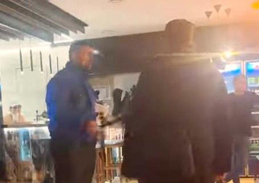 Călugăr pus pe harță, bătut de un agent de pază în restaurant. Oamenii au sancționat comportamentul bodyguardului VIDEO