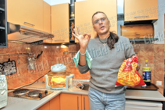 Hrubaru a învăţat să se  gospodărească singur:  “Am tot ce-mi trebuie în  bucătărie, deşi e mică”