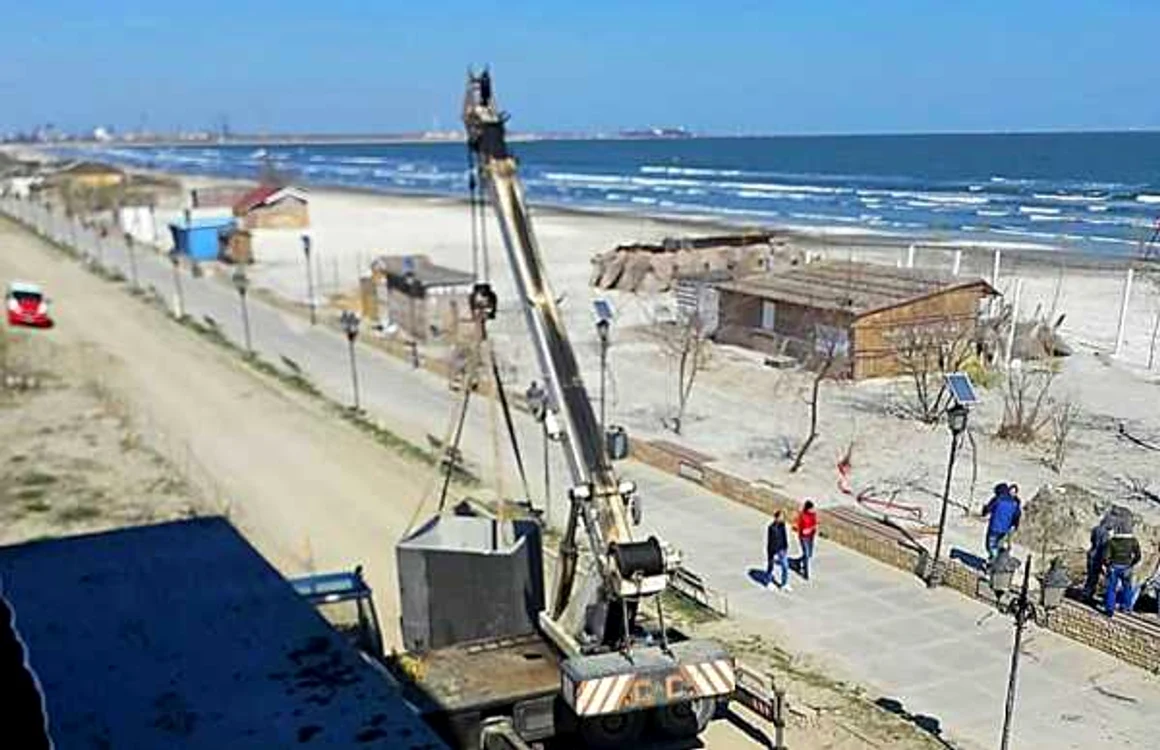 Plaja Năvodari invadată de construcţii FOTO Bogdan Bola