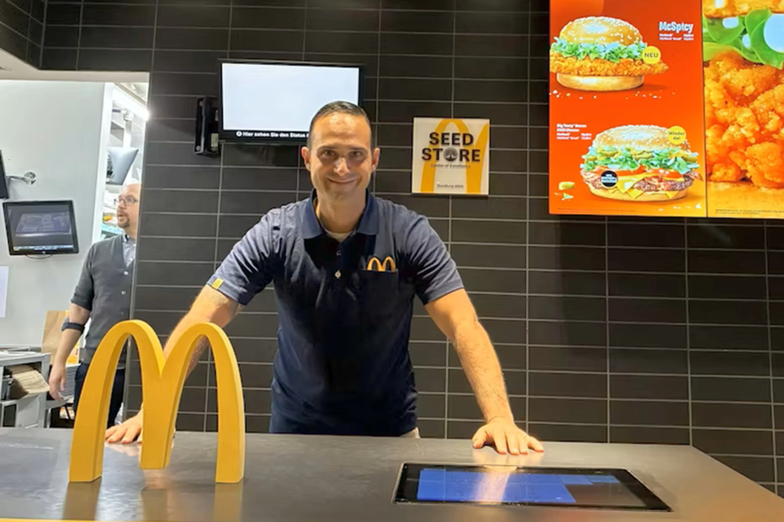 La doar 46 de ani, fostul antrenor de top s-a lăsat de fotbal și s-a angajat la McDonald’s