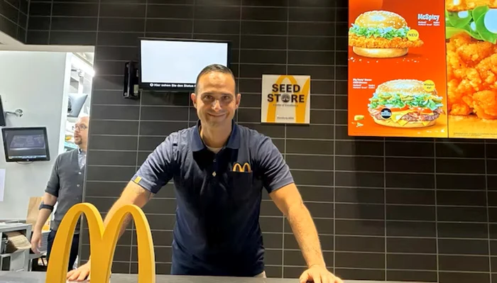 La doar 46 de ani, fostul antrenor de top s-a lăsat de fotbal și s-a angajat la McDonald’s