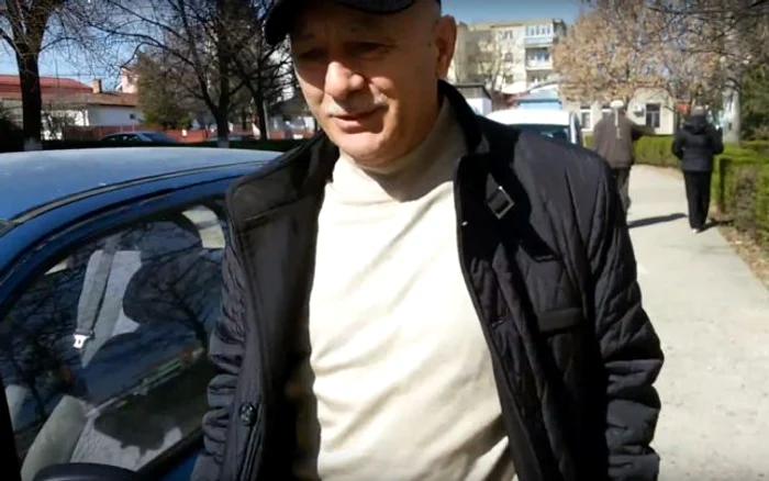 
    Ion Șerban buzoianul care a instalat un gard pentru a ține la distanță pe cei care își fac nevoile în fața geamului săuFoto Adevărul  