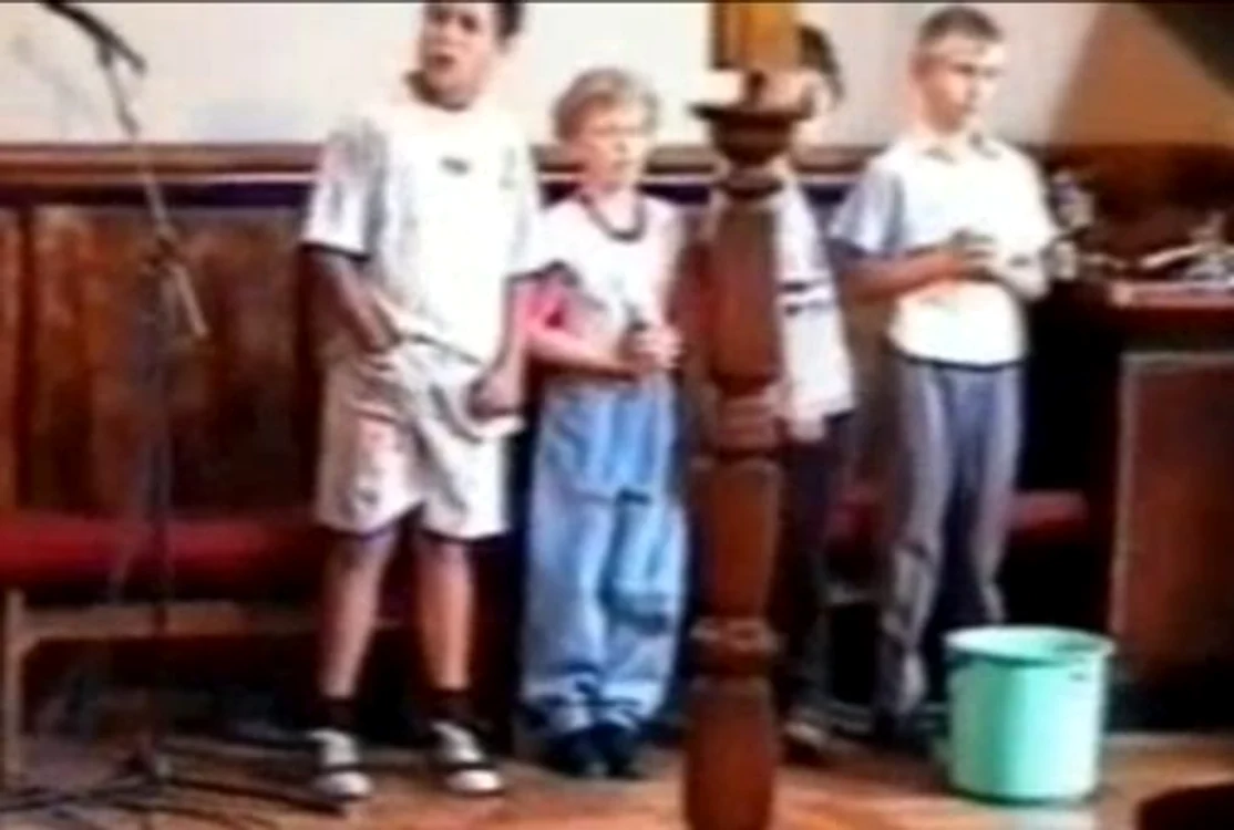 
    Băiatul cel mai înalt din grup numai le cele sfinte nu se gândea...  