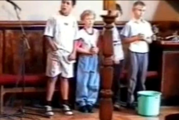 
    Băiatul cel mai înalt din grup numai le cele sfinte nu se gândea...  
