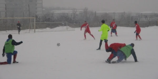 Cele două echipe au încercat ăs joace fotbal prin zăpadă
