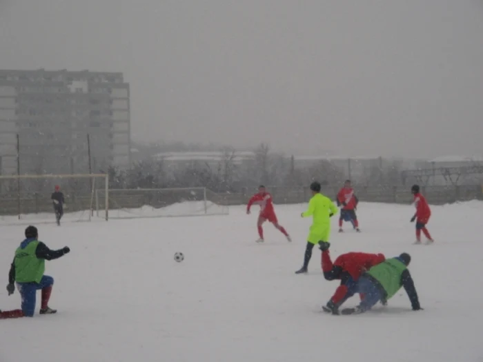 Cele două echipe au încercat ăs joace fotbal prin zăpadă