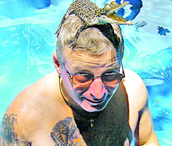 Craig e antrenorul  personal al crocodilului  Mike pe care vrea să îl  facă un veritabil campion  când va mai creşte